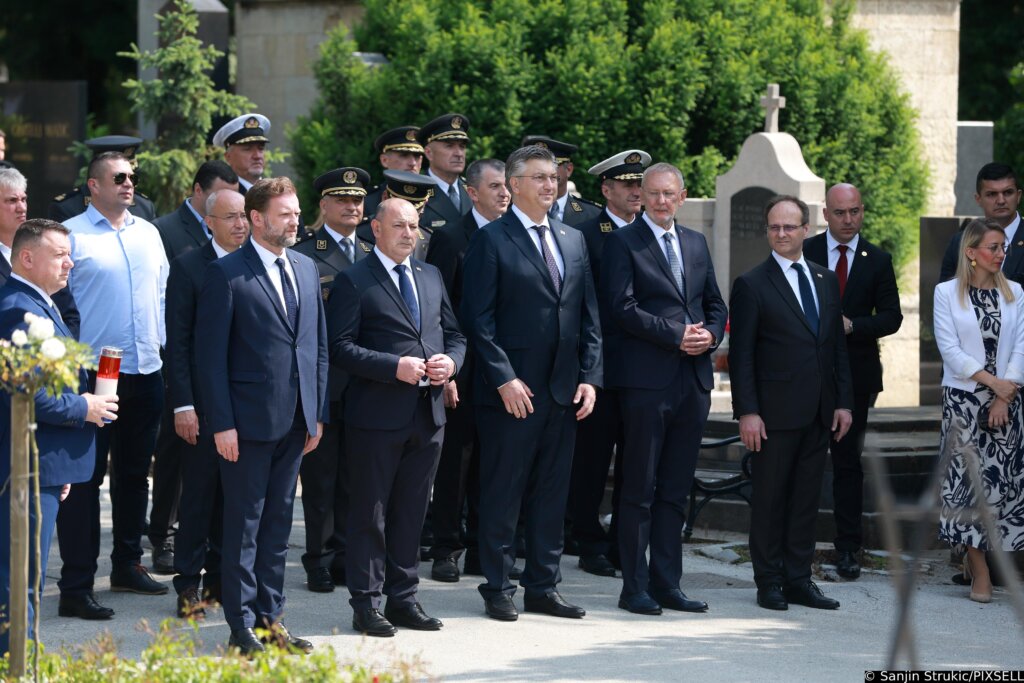 Državni dužnosnici položili vijence na Mirogoju u povodu Dana Hrvatske vojske