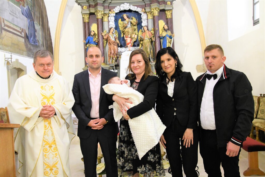 SAKRAMENT KRŠTENJA U Miholcu je krštena Nika