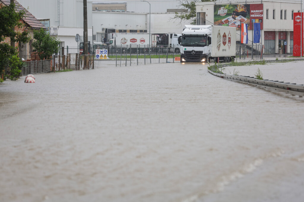 Teško stanje u Karlovcu: Vodostaji Korane i Kupe i dalje rastu