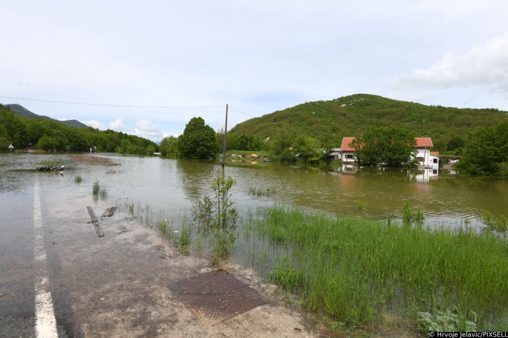 U Gračacu poplavljeno najmanje 59 kuća, ljudi na sigurnom