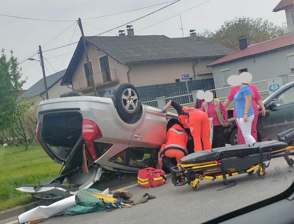 Policija objavila detalje nesreće u kojoj je automobil završio na krovu