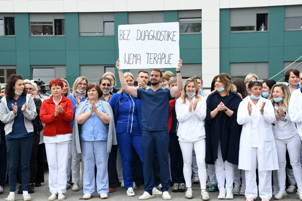 Sisak: Prosvjed medicinskih sestara i tehničara ispred Opće bolnice Sisak