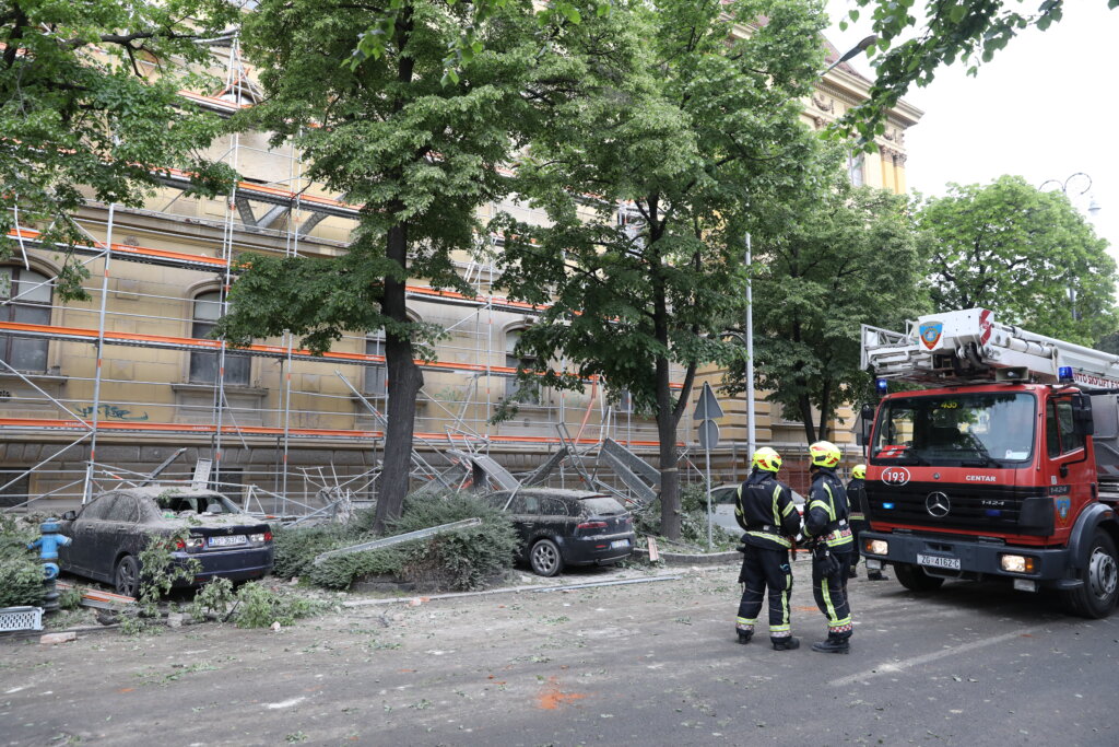 KATASTROFA Skela i dio zgrade urušili se na automobile