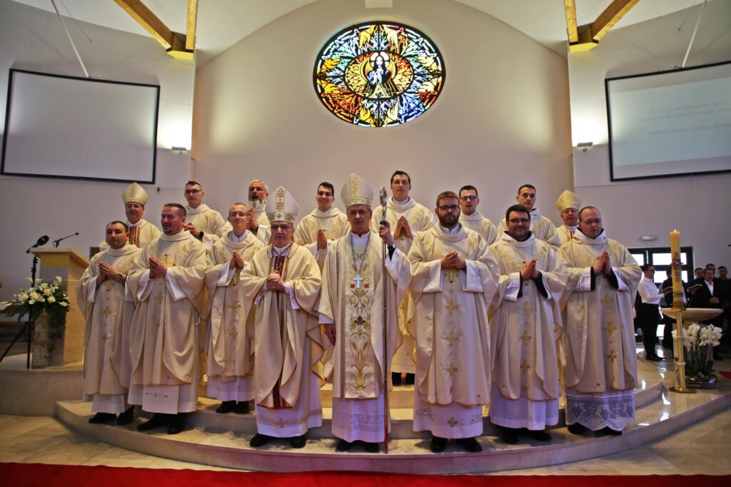 Nadbiskup Kutleša zaredio dvanaestoricu novih svećenika
