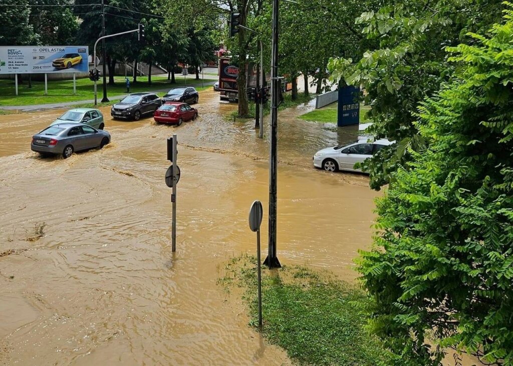 Snažno oborinsko nevrijeme u Kutini, prometnice i objekti pod vodom
