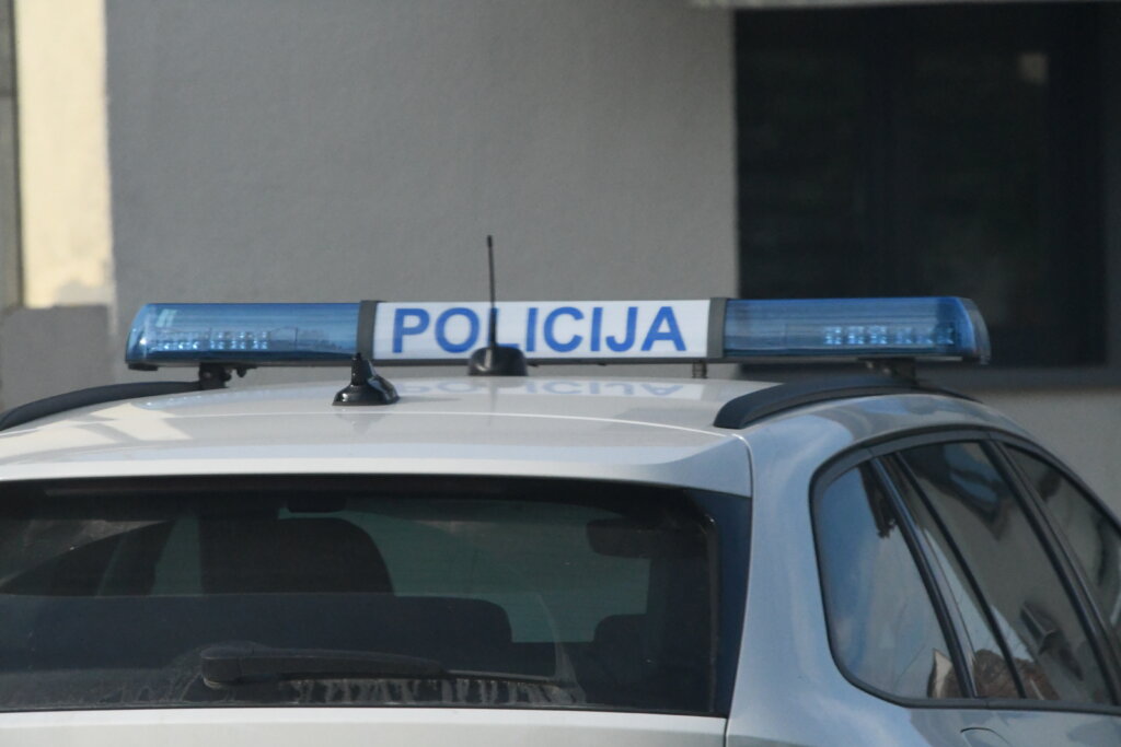 Narušavanje javnog reda u Koprivnici, jedna žena prosjačila, druga vikala i bacila mobitel u trgovini