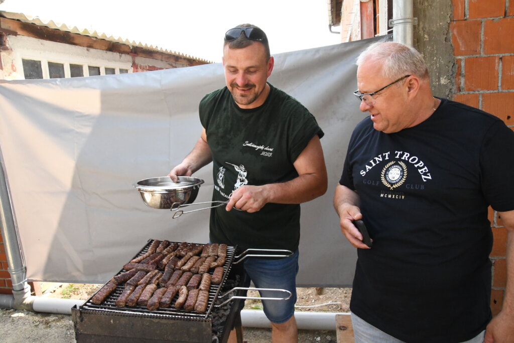 [VIDEO] GASTRO POSLASTICA Ćevapi od jelena i divlje svinje