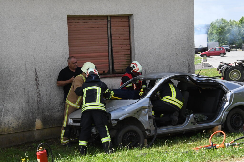 [FOTO/VIDEO] Interveniralo 25 vatrogasaca u Svetom Ivanu Žabnu, spašavali su vozača automobila i gasili požar na današnjoj pokaznoj vježbi