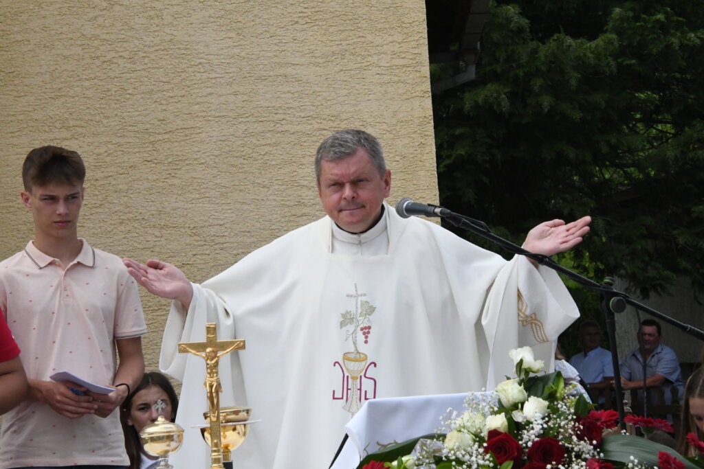 [FOTO/VIDEO] Vjernici se okupili na svečanom misnom slavlju u Mokricama Miholečkim