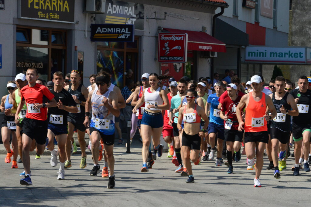 [FOTO] Nakon dječjih utrka, krenuo 30. Vrbovečki polumaraton