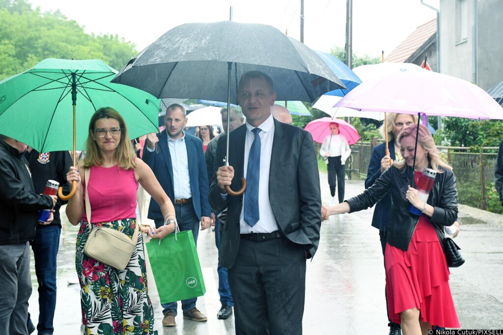 Trebarjevo Desno: Položeni Vijenci Ispred Rodne Kuće Braće Radić Povodom Obilježavanja Dana županije