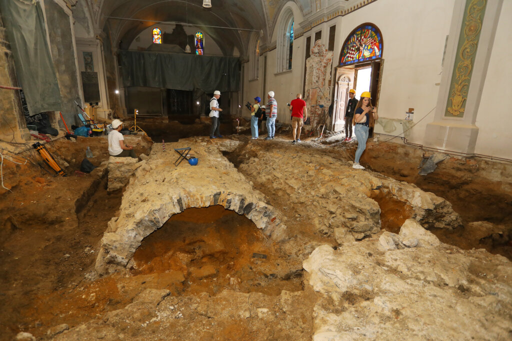 U karlovačkoj crkvi Presvetog Trojstva pronađeni mnogi bogati arheološki nalazi