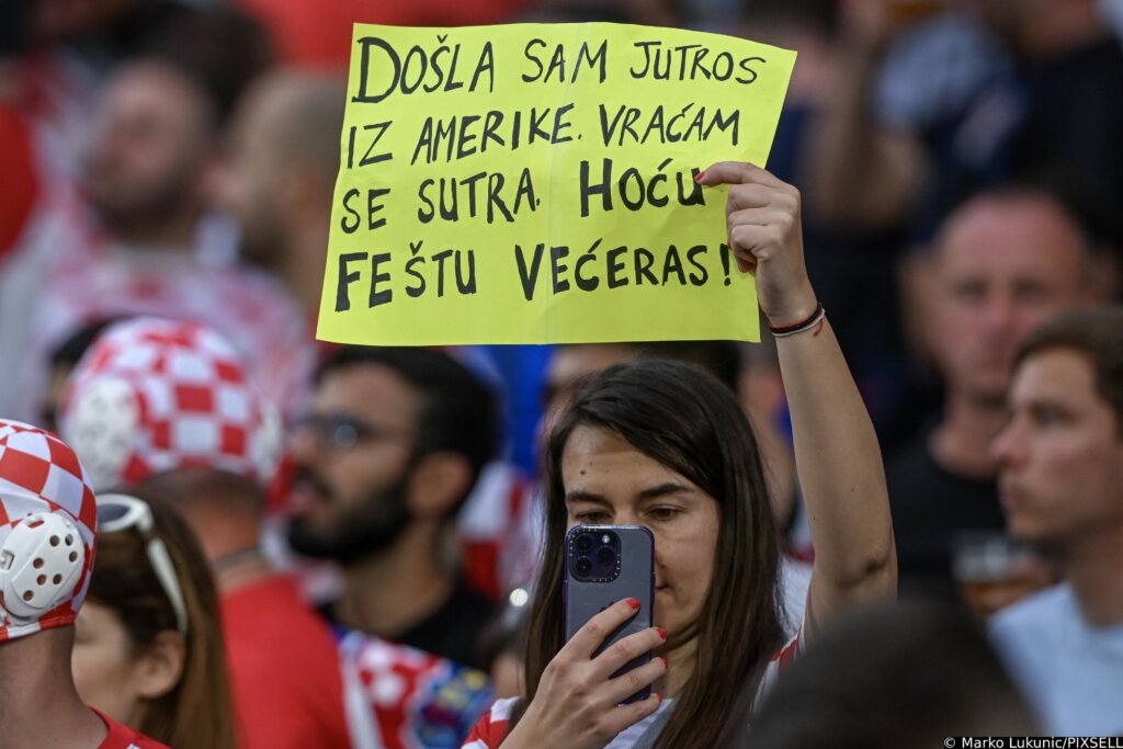 Hrvatska navijačica na stadionu u Rotterdamu traži feštu