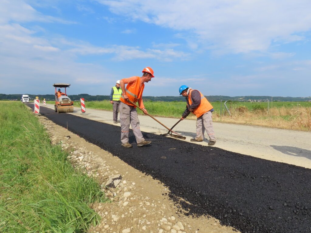 [FOTO] Počeli radovi na Novoveškoj cesti, uz koju će biti obnovljeno još 30 dionica prometnica u Varaždinskoj županiji   