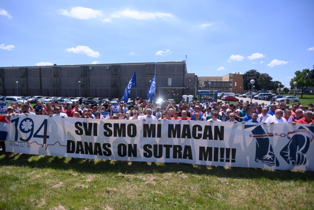 Zagreb: Prosvjed Djelatnika Hitne Pomoći Ispred Zatvora U Remetincu