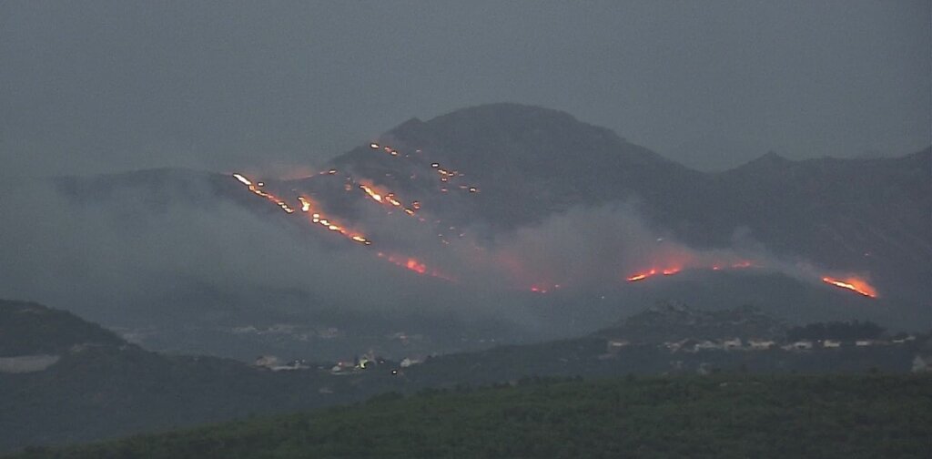 Požar u Župi dubrovačkoj gasi 130 vatrogasaca, kanaderi se povukli zbog vjetra
