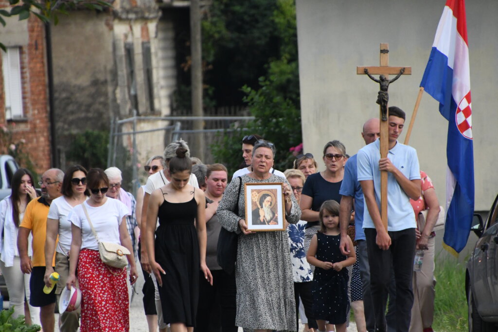 [FOTO/VIDEO] Procesijom od Velikog Potočeca do Malog Potočeca i svečanim misnim slavljem proslavljen blagdan sv. Benedikta