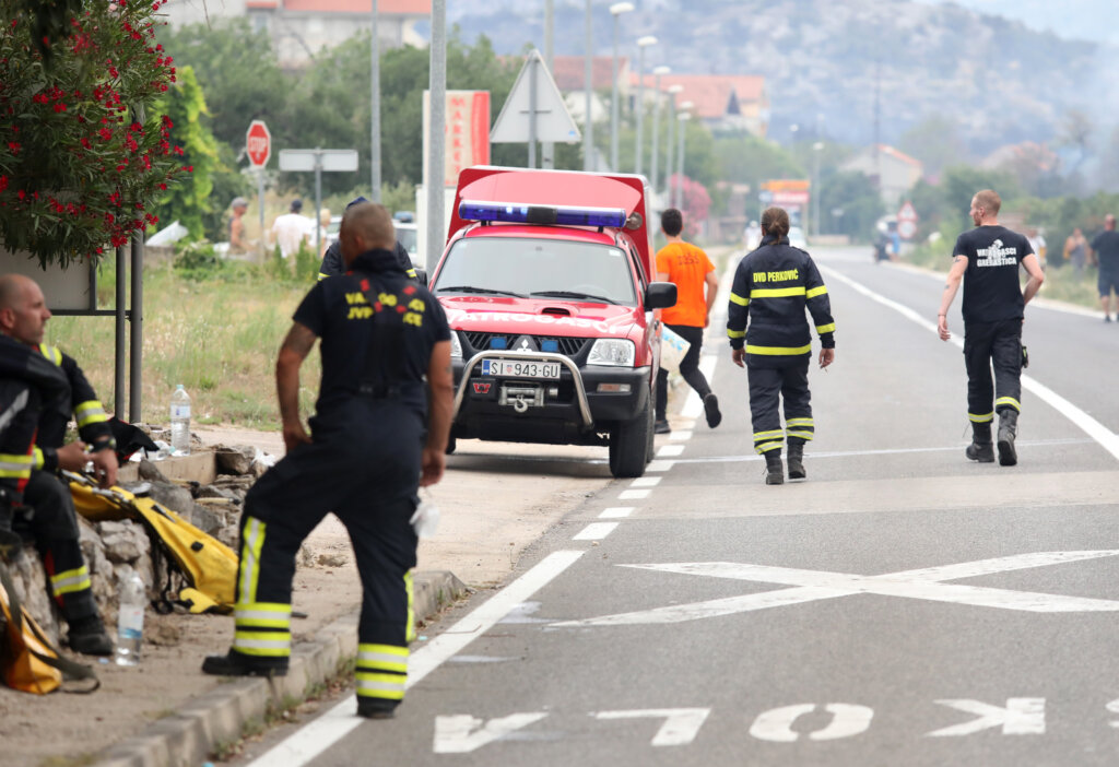 Kod Grebaštice ozlijeđena tri vatrogasca, situacija znatno bolja nego popodne