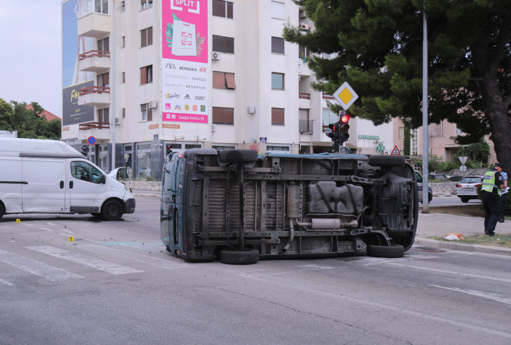 Split: Jedna osoba smrtno stradala u sudaru dva kombija