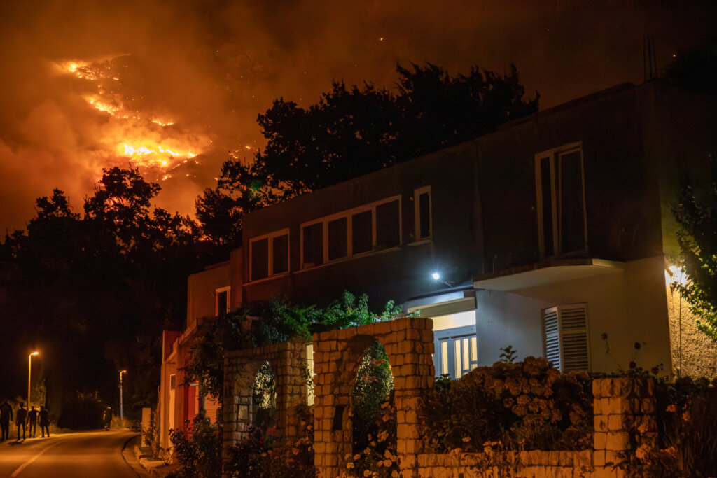 Širi se požar na području Župe dubrovačke, orkansko jugo otežava situaciju