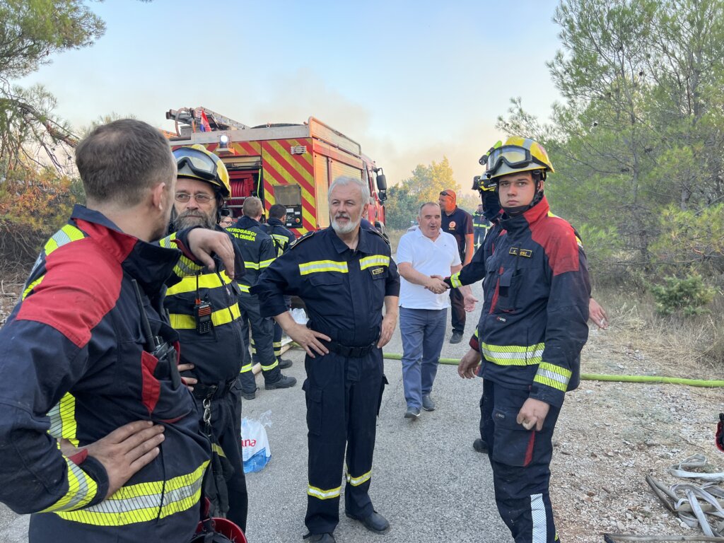 Župan Boban i Ante Sanader u obilasku požarišta na Čiovu