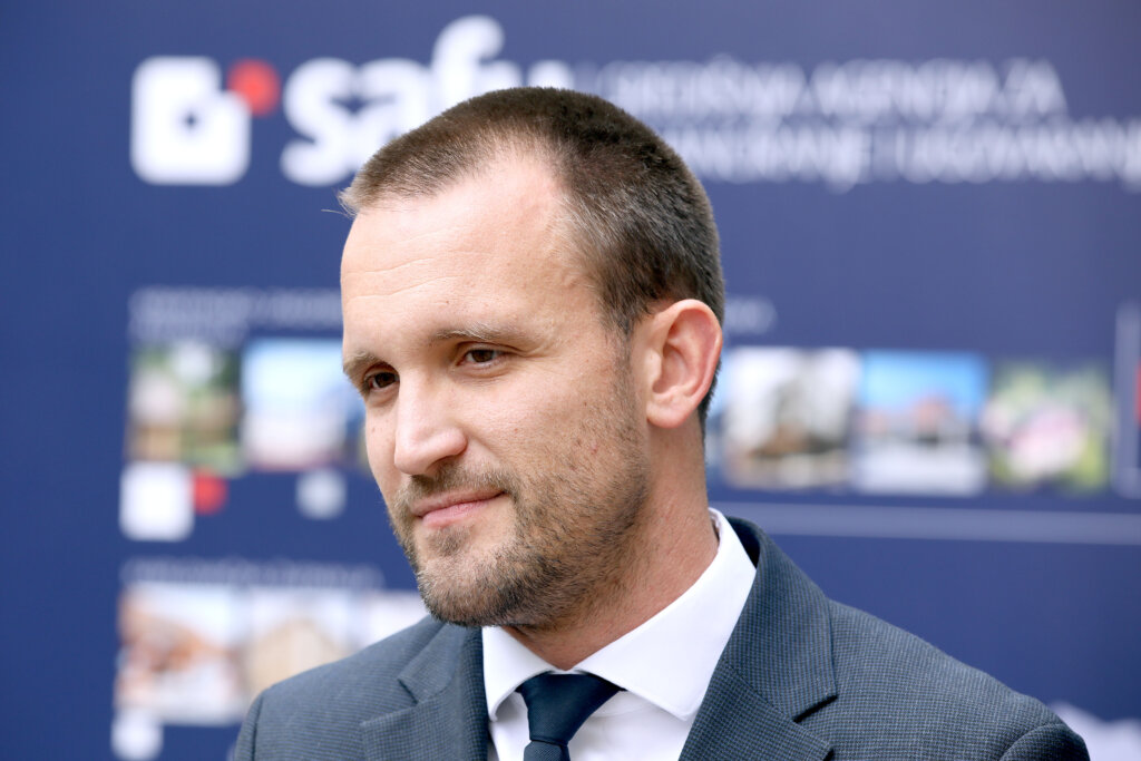 Ministar Erlić u Skradinu uručio ugovore vrijedne 2,8 milijuna eura