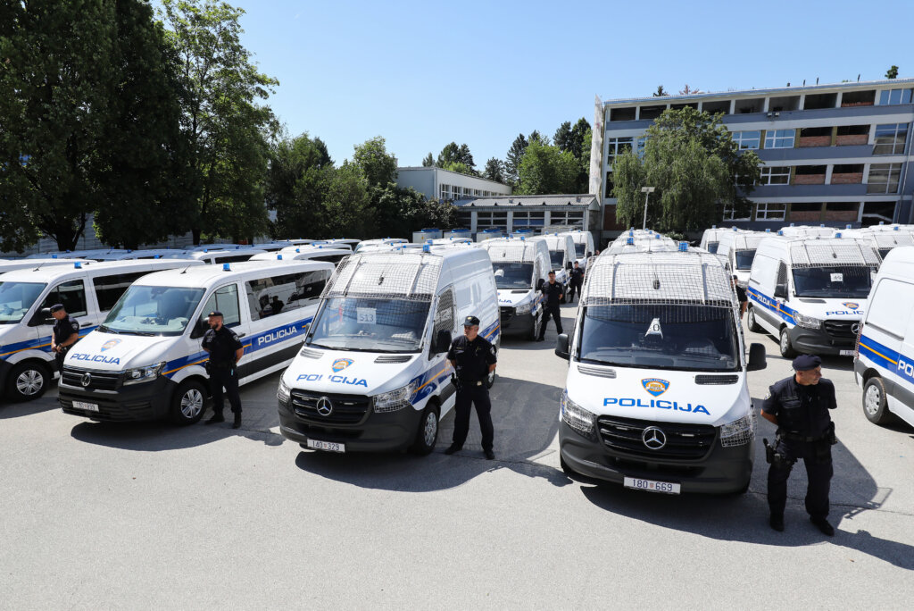 Policija dobila novih 164 kombi vozila za potrebe temeljne i interventnih jedinica policije