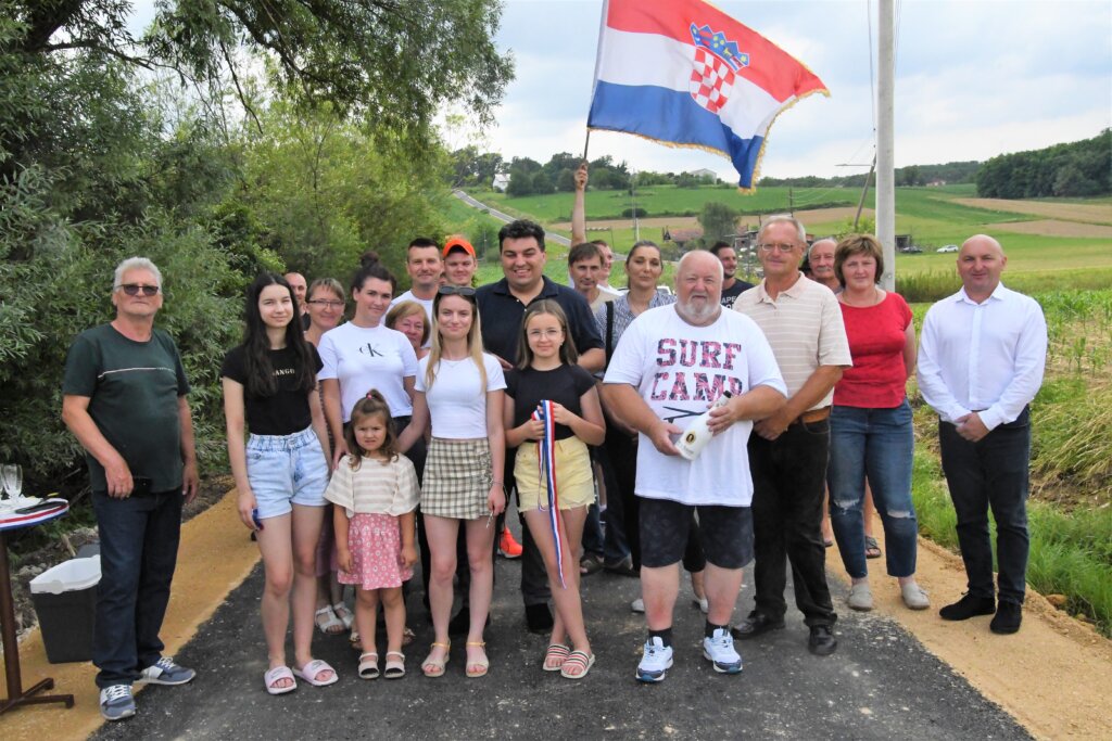 [FOTO/VIDEO] Obećanje izvršeno, mještani zadovoljni, Krčevine su asfaltirane / Gradonačelnik Rajn: Simbol rezanja vrpce neka bude za nadolazeće generacije koje će ovdje živjeti