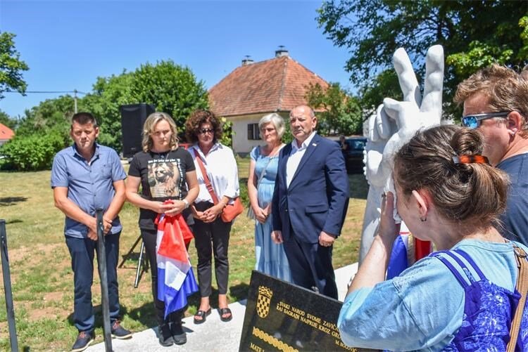 Ministar Medved otkrio spomenik braniteljima u Sincu