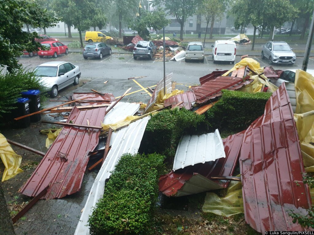 EKSKLUZIVO: Trenutak pada krova sa zgrade u Španskom