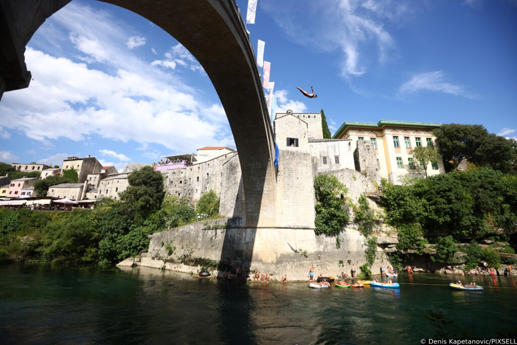 [VIDEO] Održani 457. tradicionalni skokovi sa Starog mosta u Mostaru