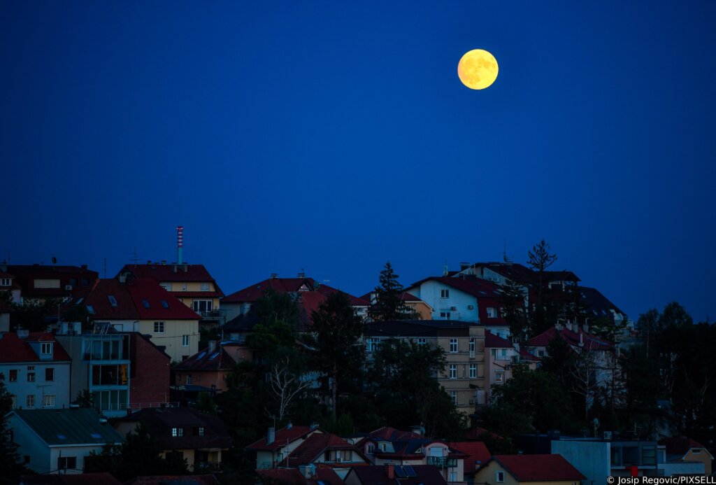 Pun mjesec na nebu iznad Zagreba