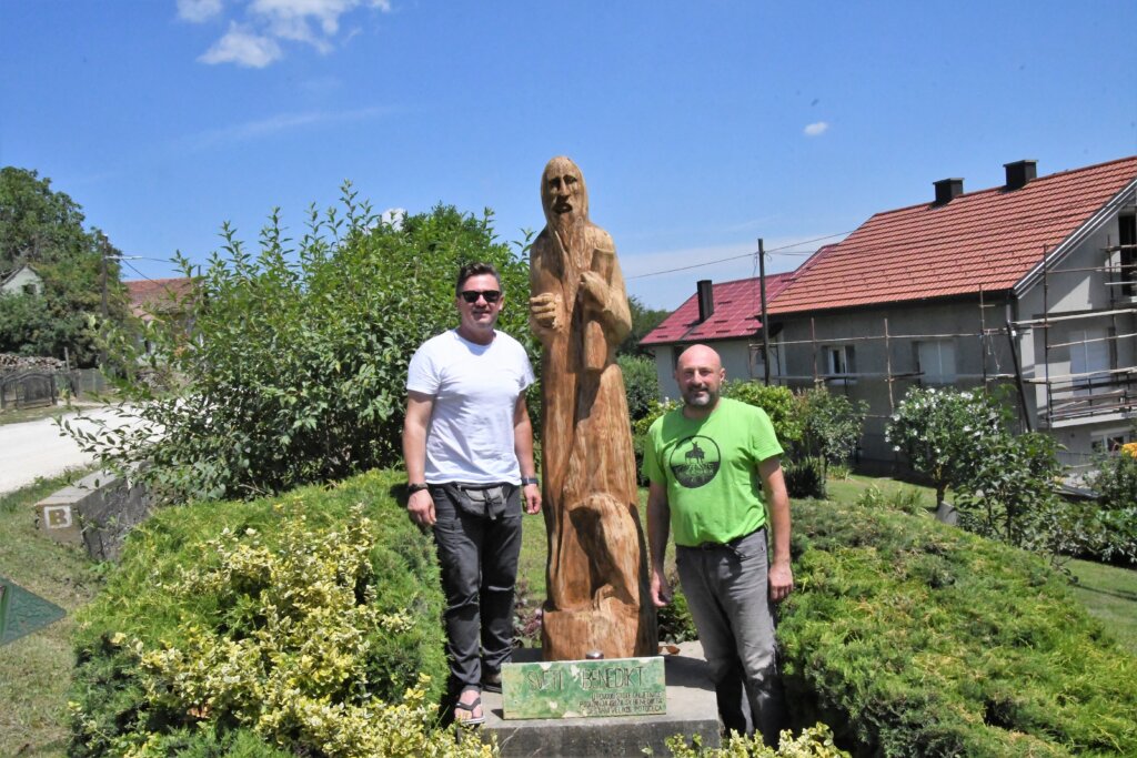 [FOTO/VIDEO] Skulptura sv. Benedikta u Velikom Potočecu u novom ruhu, svečano misno slavlje bit će u nedjelju