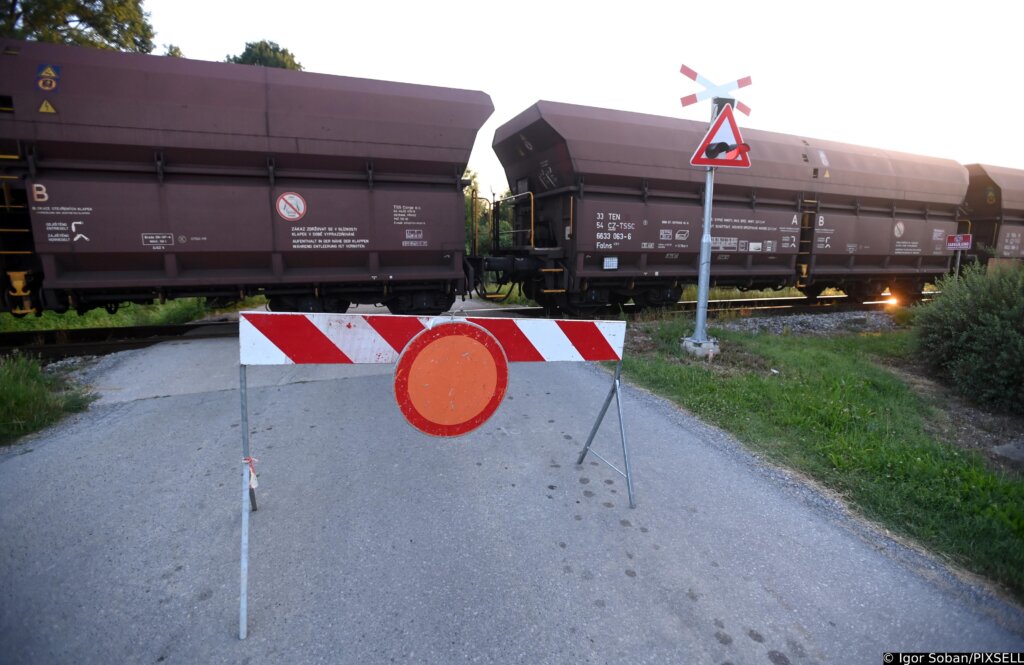 Teretni vlak naletio na pješakinju na pružnom prijelazu, smrtno stradala na mjestu