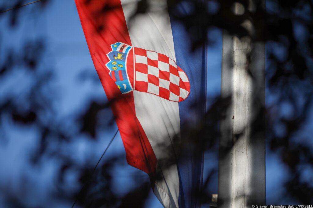 Sa zgrade vrtića u Hlebinama 18-godišnjak skinuo hrvatsku zastavu