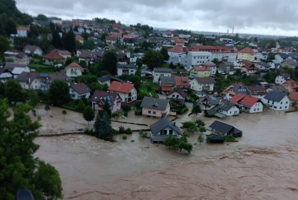 Pripadnici HV-a pomažu Sloveniji nakon poplave i postavljaju most na Dreti