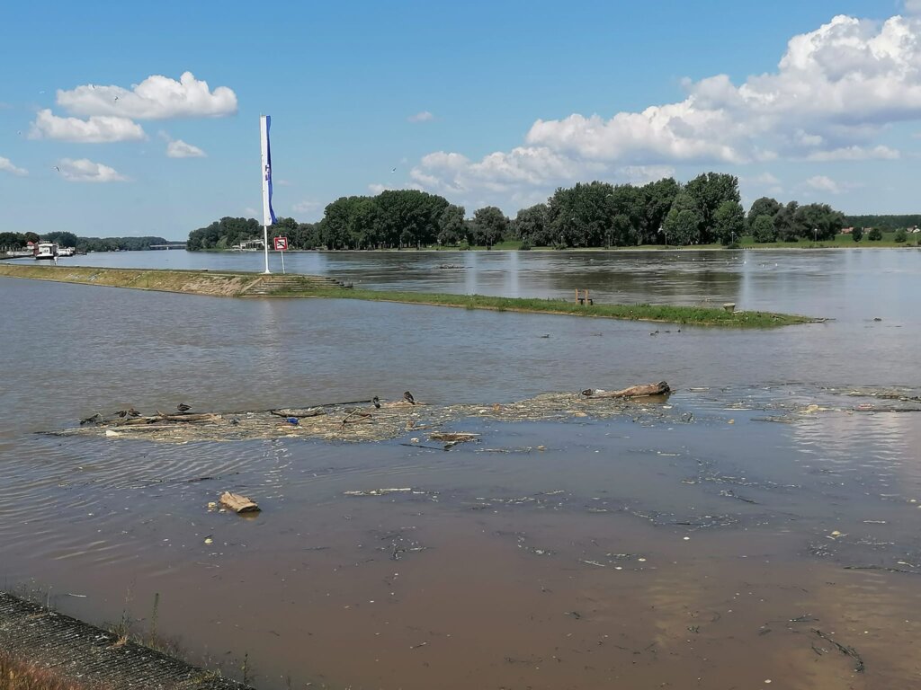 Rijeka Drava u Osijeku očekivano se izlila na šetnicu