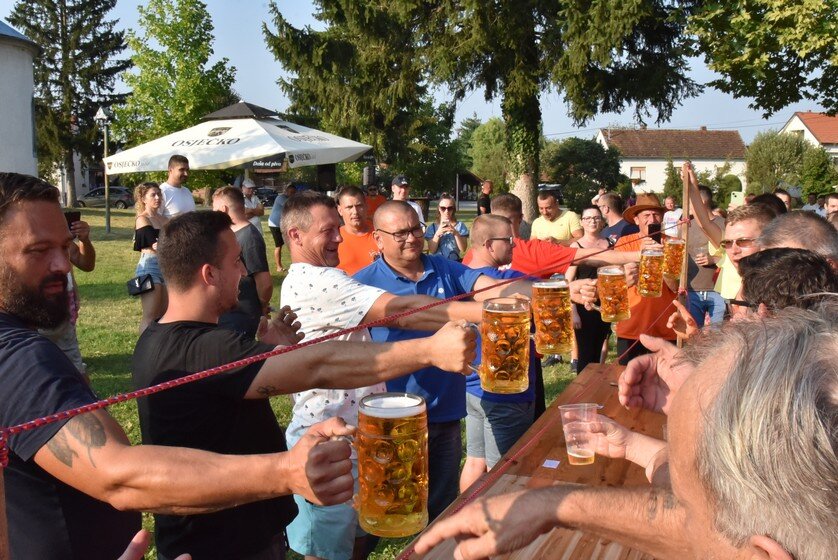 [FOTO] NAJJAČE RUKE U Novoj Kapeli održano natjecanje u držanju piva u krigli