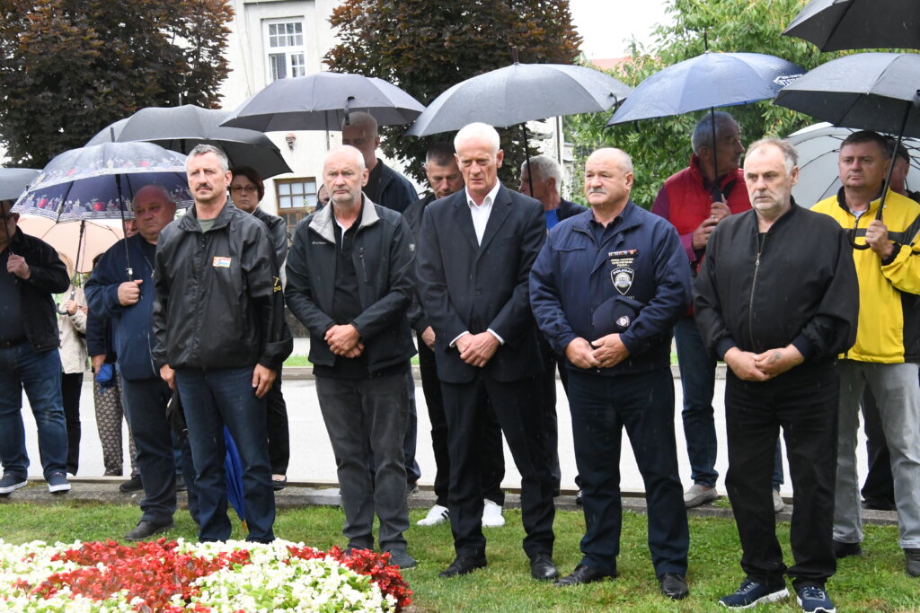 [FOTO/VIDEO] DAN POBJEDE I DOMOVINSKE ZAHVALNOSTI I DAN HRVATSKIH BRANITELJA Položeni vijenci i upaljene svijeće kod spomenika dr. Franji Tuđmanu u Križevcima