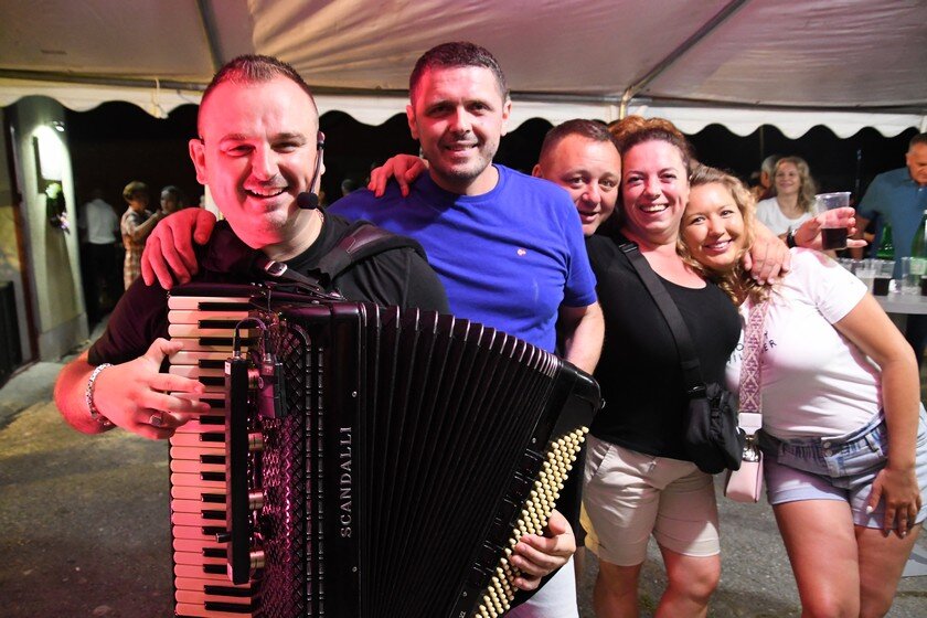 [FOTO/VIDEO] Rođendanska vatrogasna proslava u Novakima Ravenskim uz Dinacorde-Luna Band