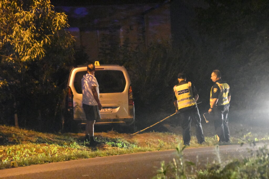 Stariji vozač popio i završio izvan kolnika, hitna je odvezla vozača i ženu iz automobila