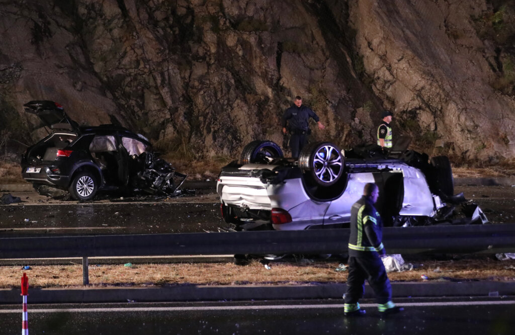 Vrgorac:Tri osobe smrtno stradale u sudaru na A1 prije izlaza Ravča u smjeru Dubrovnika.