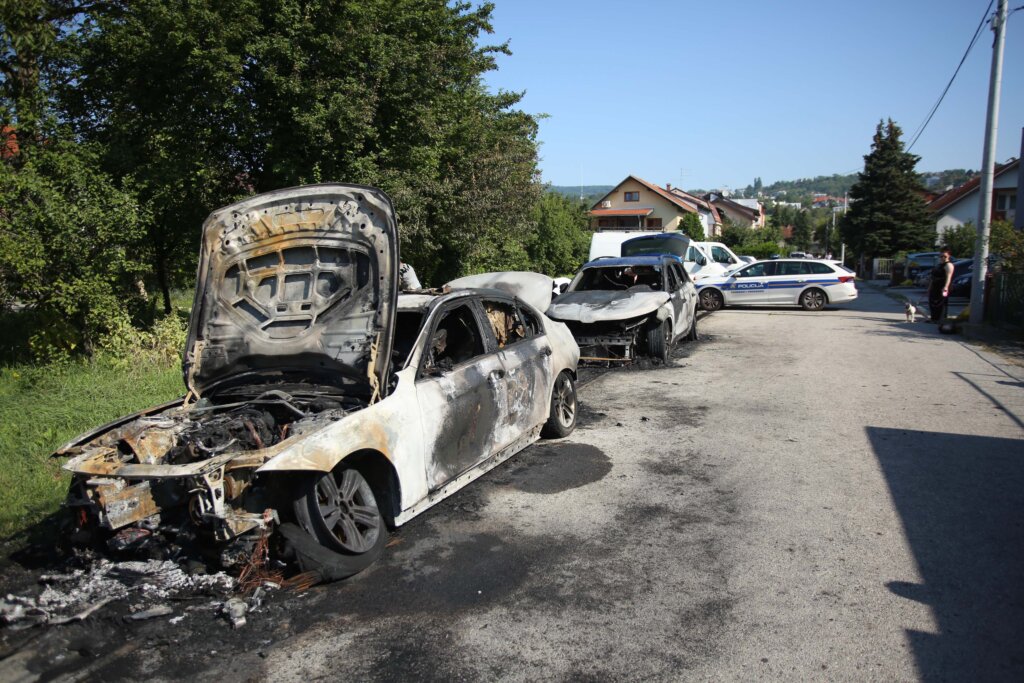 Izbio požar na Škodi, vatra oštetila i BMW