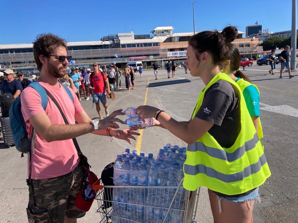 Hrvatska turistička zajednica dijeli turistima bočice vode u trajektnim lukama i na naplatnim postajama