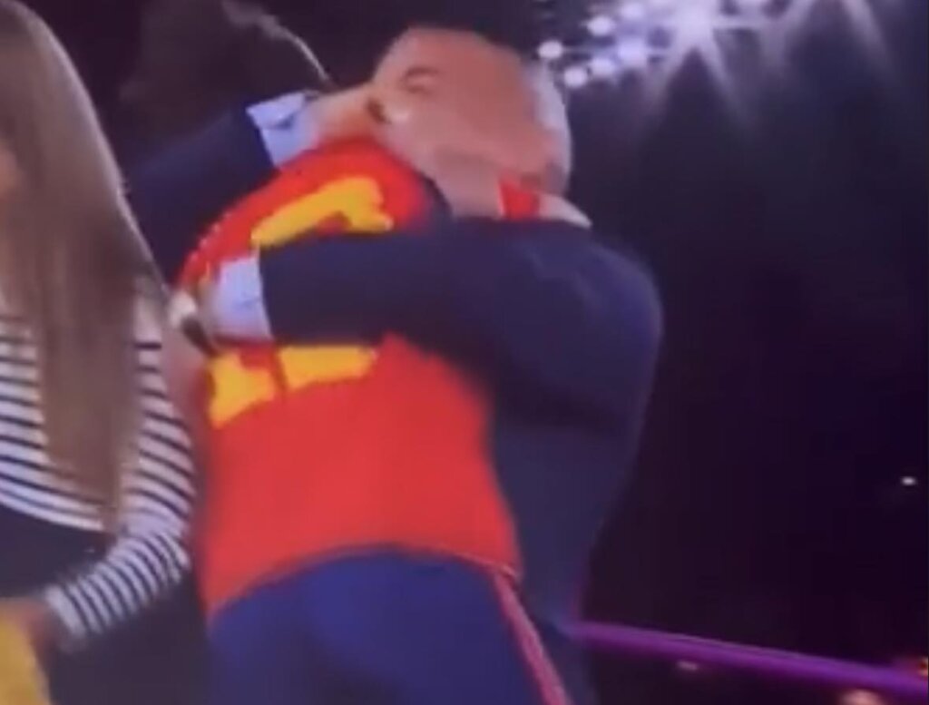 Predsjednik španjolskog saveza poljubio u usta nogometašicu, njoj se nije svidjelo