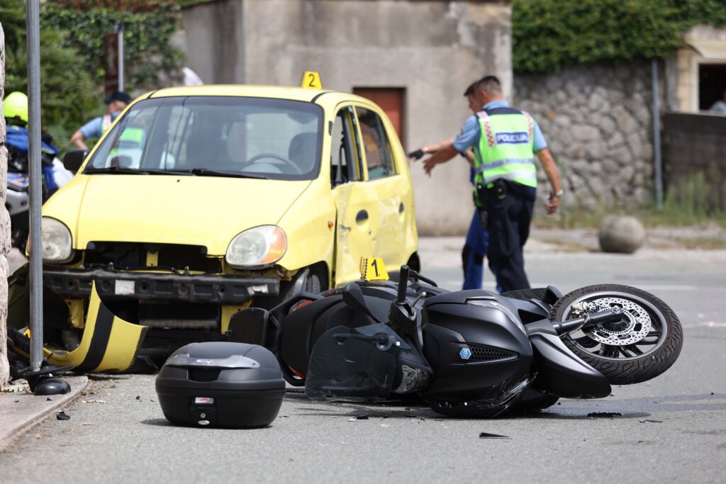 Motociklist poginuo u sudaru s automobilom, očevid u tijeku