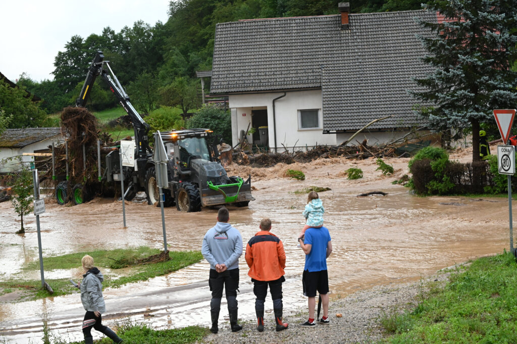 Katastrofalne poplave u Sloveniji, neka mjesta evakuirana, druga odsječena