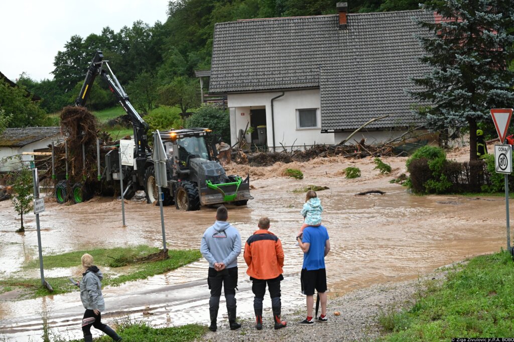 Veliko nevrijeme poharalo Sloveniju, bujica nosila automobile