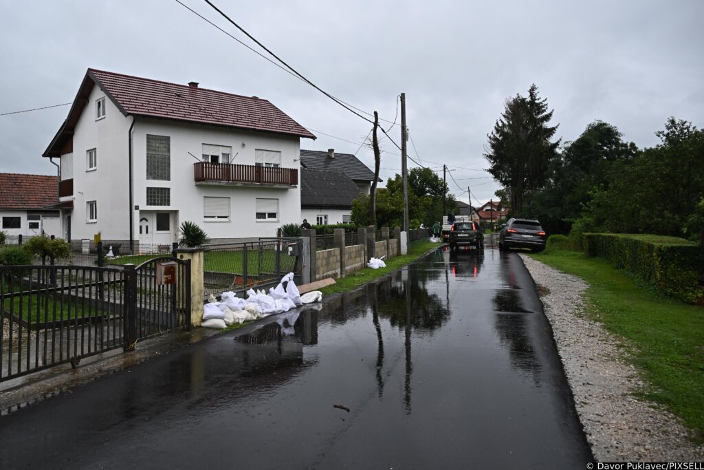Pripadnici Hrvatske vojske u pripravnosti za pomoć u slučaju poplava