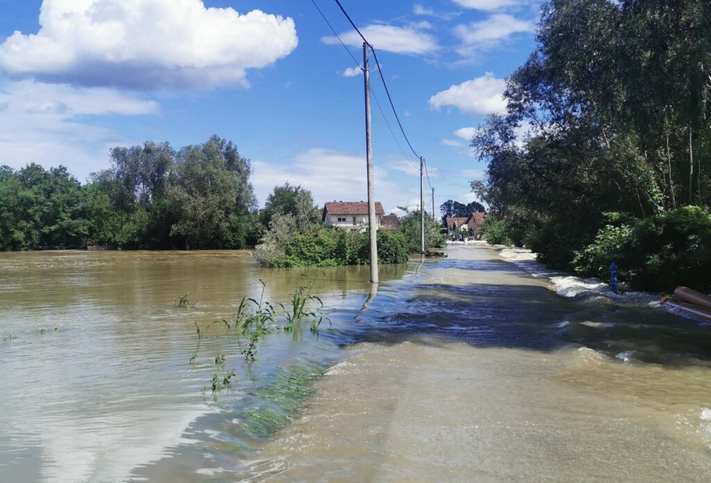 U Gabajevoj Gredi došlo do propuštanja poplavnih voda kroz nasip